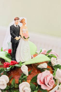 Düğün pastasında gelin ve damadın heykelcikleri