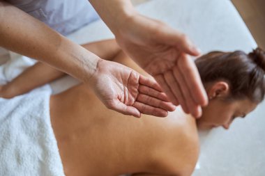 Masaj salonundaki genç çekici kadın güzellik ve sağlık prosedürleri uyguluyor.