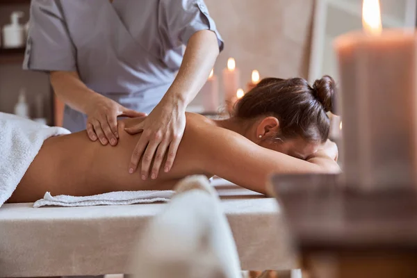 Jeune Femme Atractive Dans Salon Massage Des Procédures Beauté Soins — Photo