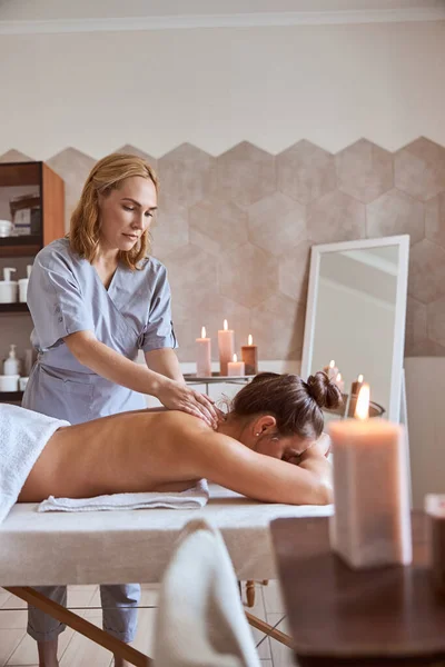 Jovem Fêmea Atrativa Salão Massagem Está Tendo Procedimentos Beleza Cuidados — Fotografia de Stock