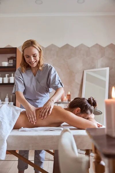 Jovem Fêmea Atrativa Salão Massagem Está Tendo Procedimentos Beleza Cuidados — Fotografia de Stock