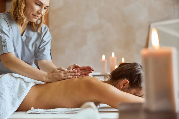 Giovane Femmina Atractive Nel Salone Massaggio Sta Avendo Procedure Bellezza — Foto Stock