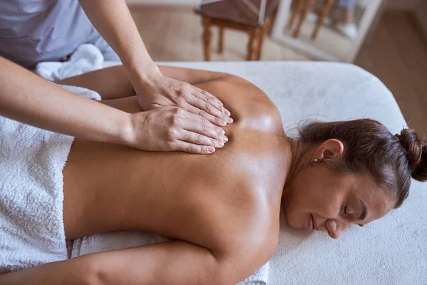 Ung Atraktiv Kvinna Massage Salong Har Skönhet Och Vårdrutiner — Stockfoto