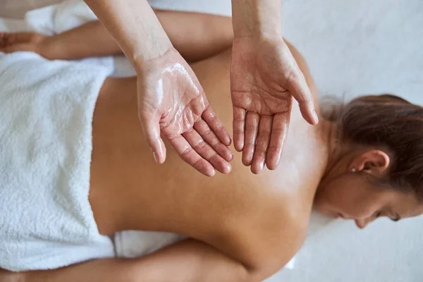 Ung Atraktiv Kvinna Massage Salong Har Skönhet Och Vårdrutiner — Stockfoto