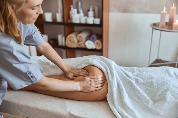 Ung Atraktiv Kvinna Massage Salong Har Skönhet Och Vårdrutiner — Stockfoto