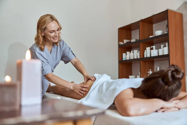 Ung Atraktiv Kvinna Massage Salong Har Skönhet Och Vårdrutiner — Stockfoto