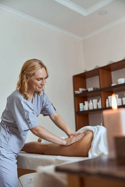 Jonge Aantrekkelijke Vrouw Massage Salon Het Hebben Van Schoonheid Gezondheidszorg — Stockfoto