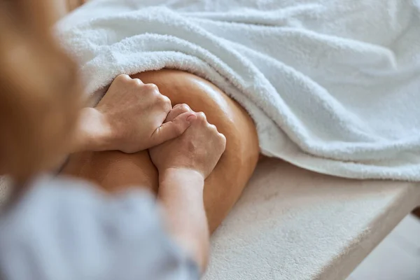 Jonge Aantrekkelijke Vrouw Massage Salon Het Hebben Van Schoonheid Gezondheidszorg — Stockfoto