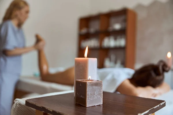 Joven Atractiva Hembra Salón Masajes Está Teniendo Belleza Procedimientos Salud — Foto de Stock