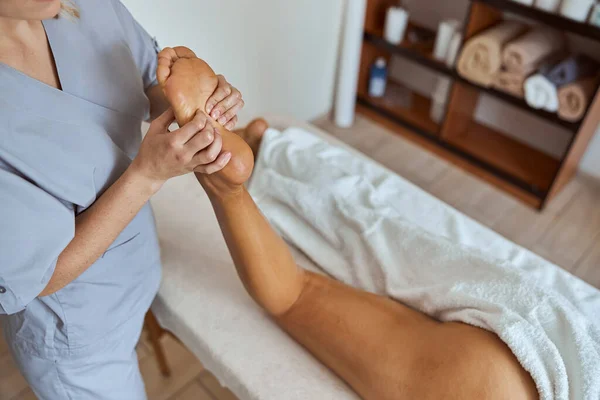 Jonge Aantrekkelijke Vrouw Massage Salon Het Hebben Van Schoonheid Gezondheidszorg — Stockfoto