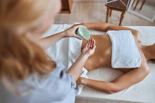 Jovem Fêmea Atrativa Salão Massagem Está Tendo Procedimentos Beleza Cuidados — Fotografia de Stock