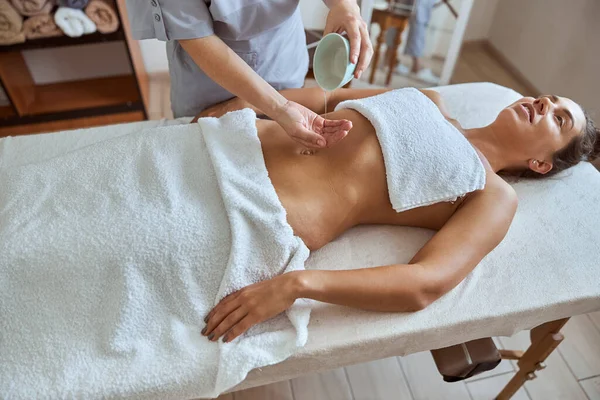 Jovem Fêmea Atrativa Salão Massagem Está Tendo Procedimentos Beleza Cuidados — Fotografia de Stock