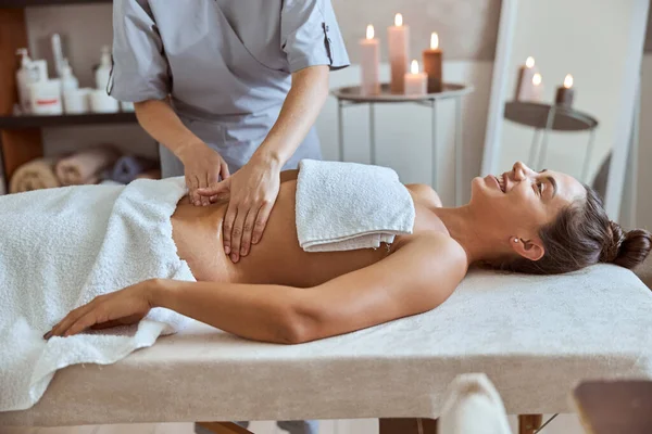 Jonge Aantrekkelijke Vrouw Massage Salon Het Hebben Van Schoonheid Gezondheidszorg — Stockfoto