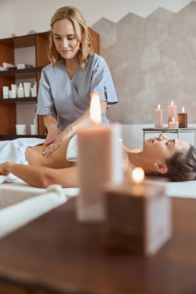 Ung Atraktiv Kvinna Massage Salong Har Skönhet Och Vårdrutiner — Stockfoto