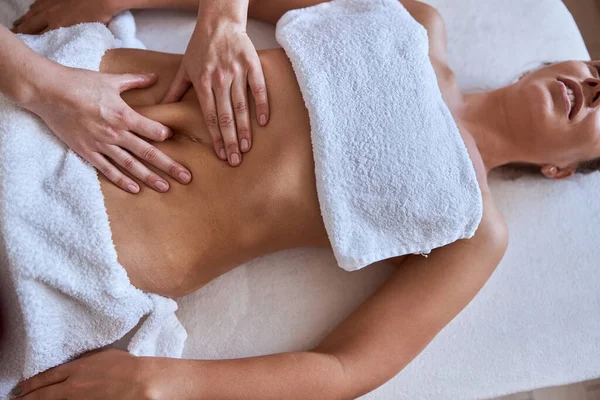 Jeune Femme Atractive Dans Salon Massage Des Procédures Beauté Soins — Photo