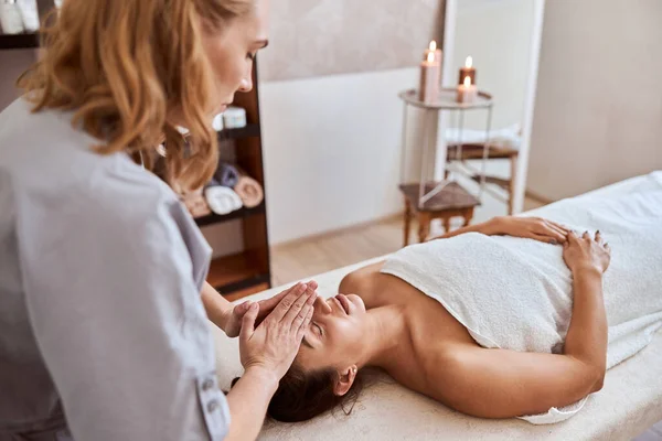 Ung Atraktiv Kvinna Massage Salong Har Skönhet Och Vårdrutiner — Stockfoto