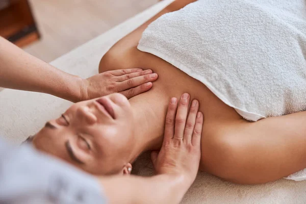 Giovane Femmina Atractive Nel Salone Massaggio Sta Avendo Procedure Bellezza — Foto Stock
