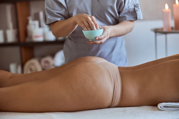 Jeune Femme Atractive Dans Salon Massage Des Procédures Beauté Soins — Photo