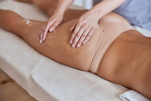 Jeune Femme Atractive Dans Salon Massage Des Procédures Beauté Soins — Photo