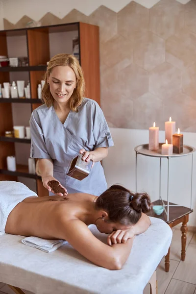 Ung Atraktiv Kvinna Massage Salong Har Skönhet Och Vårdrutiner — Stockfoto