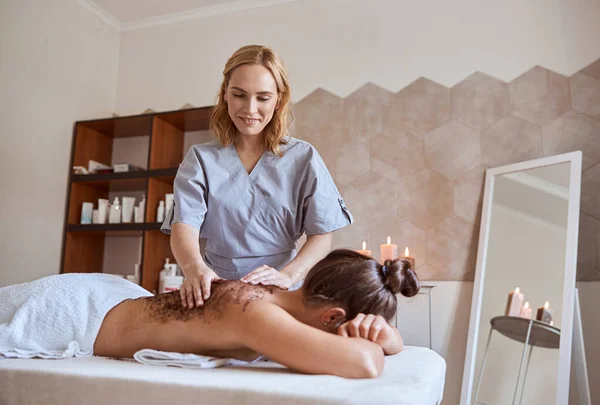 Ung Atraktiv Kvinna Massage Salong Har Skönhet Och Vårdrutiner — Stockfoto