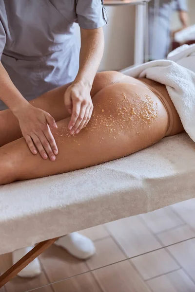 Jovem Fêmea Atrativa Salão Massagem Está Tendo Procedimentos Beleza Cuidados — Fotografia de Stock