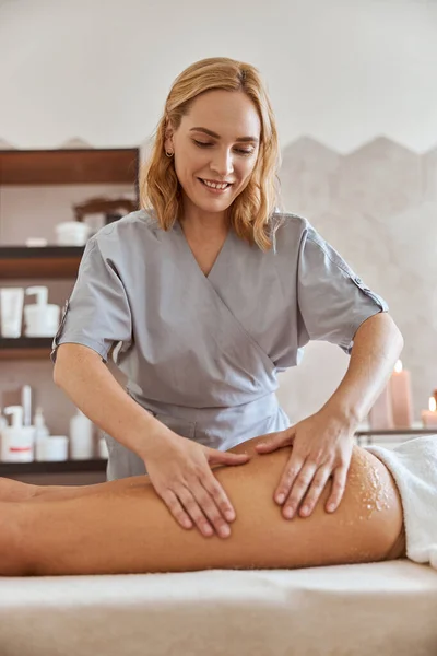 Jeune Femme Atractive Dans Salon Massage Des Procédures Beauté Soins — Photo