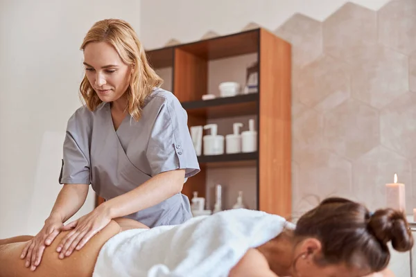 Jonge Aantrekkelijke Vrouw Massage Salon Het Hebben Van Schoonheid Gezondheidszorg — Stockfoto