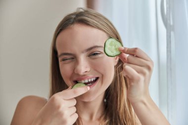 Genç, sağlıklı, doğal bir cilt. Sabahları evde.