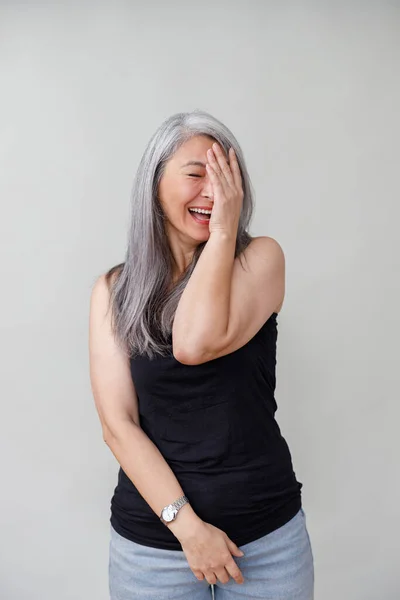 Emocjonalne Portrety Paled Długie Włosy Azjatyckie Dojrzała Kobieta Szarym Tle — Zdjęcie stockowe