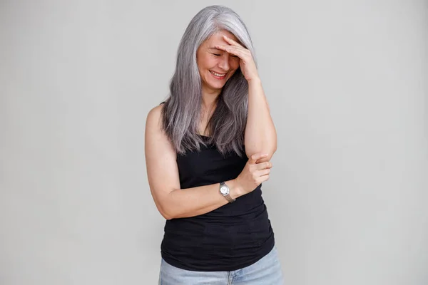 Emotionale Porträts Einer Blassen Frau Mit Langen Haaren Auf Grauem — Stockfoto