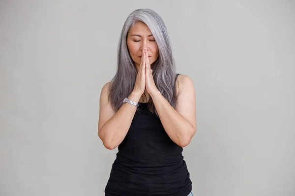 Emocional Retratos Pálido Largo Pelo Asiático Maduro Mujer Gris Fondo —  Fotos de Stock