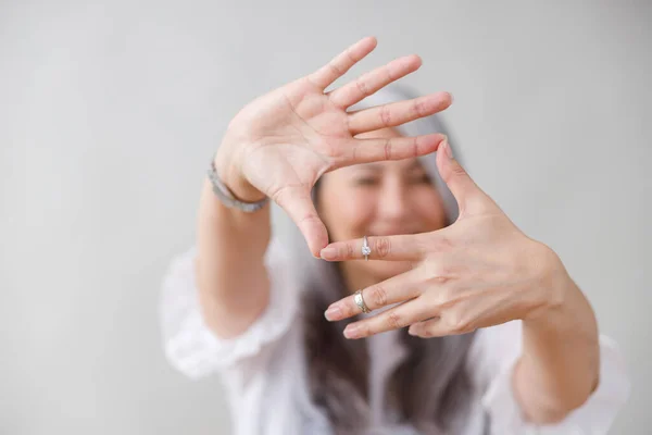 Emotionale Porträts Einer Blassen Frau Mit Langen Haaren Auf Grauem — Stockfoto