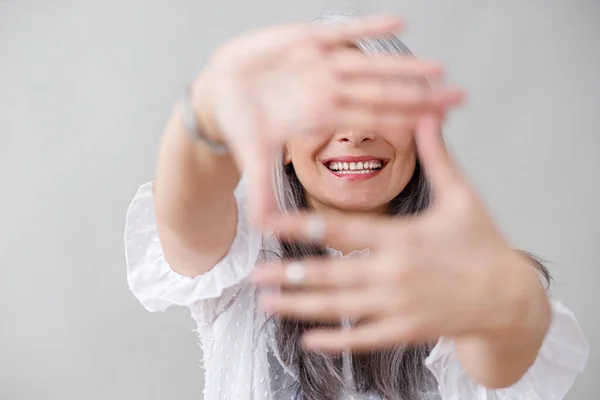 Emocionální Portréty Bledé Dlouhé Vlasy Asijské Vyzrálé Ženy Šedém Pozadí — Stock fotografie