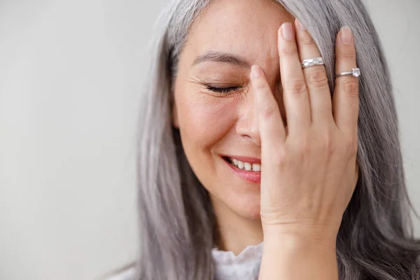 Emocionální Portréty Bledé Dlouhé Vlasy Asijské Vyzrálé Ženy Šedém Pozadí — Stock fotografie