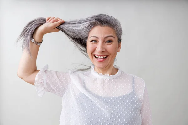 Ritratti Emotivi Paled Capelli Lunghi Asiatico Donna Matura Sfondo Grigio — Foto Stock