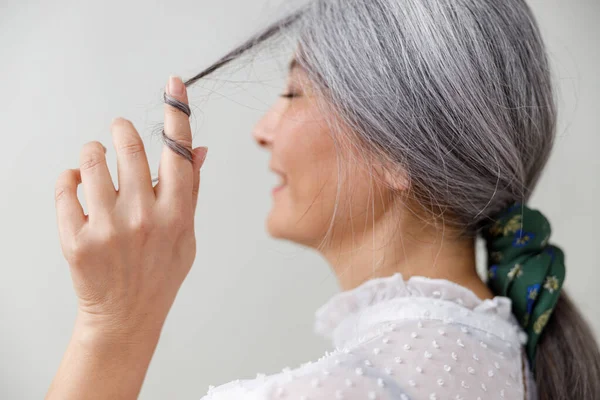 Emotionale Porträts Einer Blassen Frau Mit Langen Haaren Auf Grauem — Stockfoto