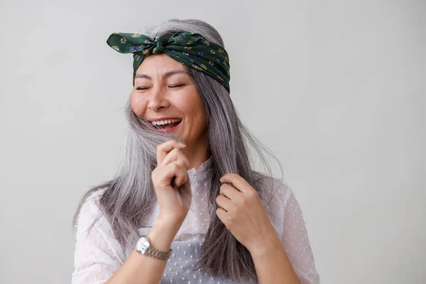 Emocional Retratos Pálido Largo Pelo Asiático Maduro Mujer Gris Fondo —  Fotos de Stock