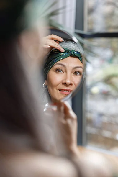 Volwassen Mooie Aziatische Verbleekte Haar Vrouw Thuis — Stockfoto