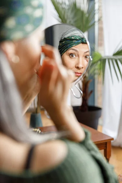 Mognat Vacker Asiatisk Paled Hår Kvinna Hemma — Stockfoto