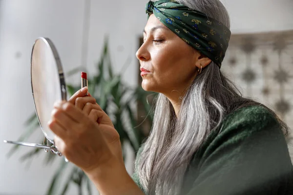 Volwassen Mooie Aziatische Verbleekte Haar Vrouw Thuis — Stockfoto