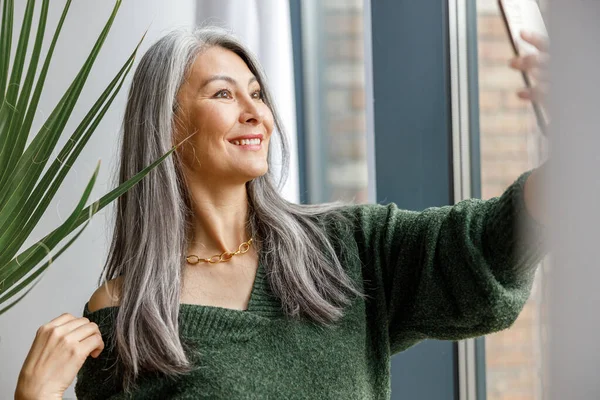 Gereift Schön Asiatisch Bleich Haar Frau Bei Zuhause — Stockfoto