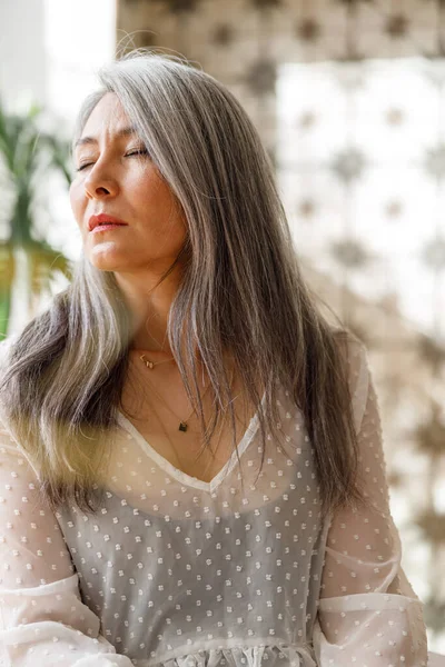 Matured Beautiful Asian Paled Hair Woman Home — Stock Photo, Image