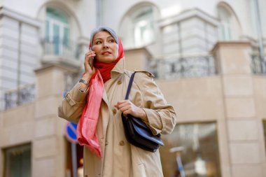 Olgun soluk saçlı, şık kadın tarzı şehir dışında çekilmiş bir portre.
