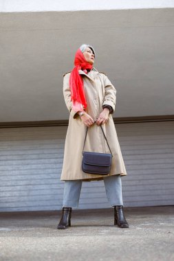 Olgun soluk saçlı, şık kadın tarzı şehir dışında çekilmiş bir portre.