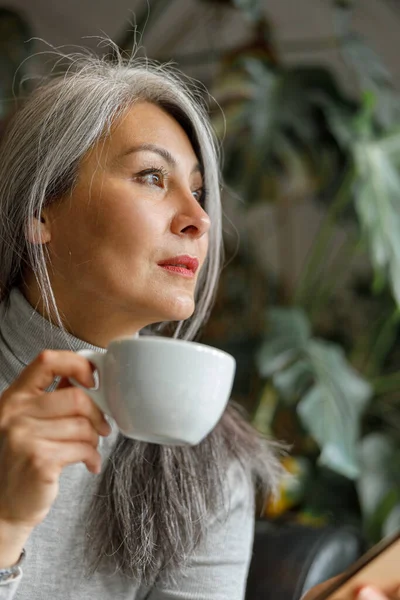 Pelo Pálido Maduro Mujer Elegante Estilo Vida Retrato Cafetería —  Fotos de Stock