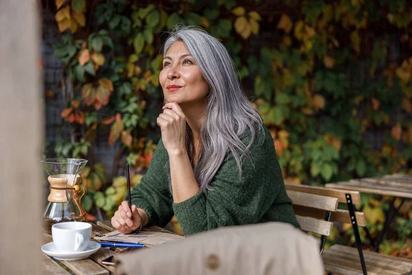 Mature Pale Hair Stylish Woman Lifestyle Portrait Outdoors Cafe — Stock Photo, Image