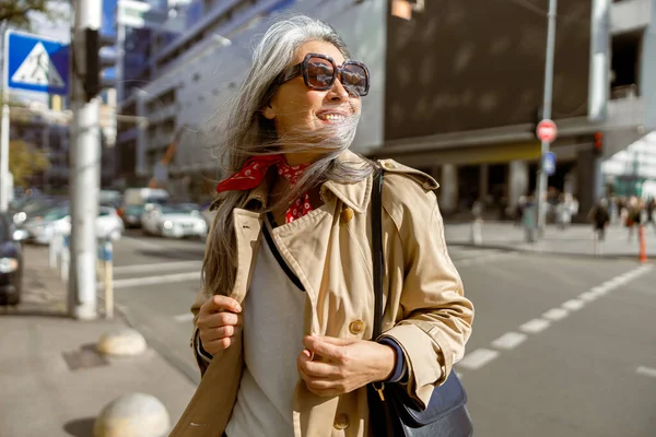 Mature Pale Hair Stylish Woman Lifestyle Portrait Outdoors City — Stock Photo, Image