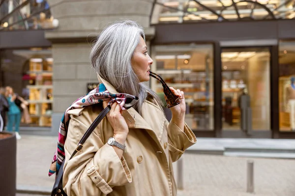 Ältere Blasse Haare Stilvolle Frau Lebensstil Porträt Freien Der Stadt — Stockfoto