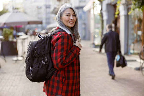 Mature Pale Hair Stylish Woman Lifestyle Portrait Outdoors City — Stock Photo, Image